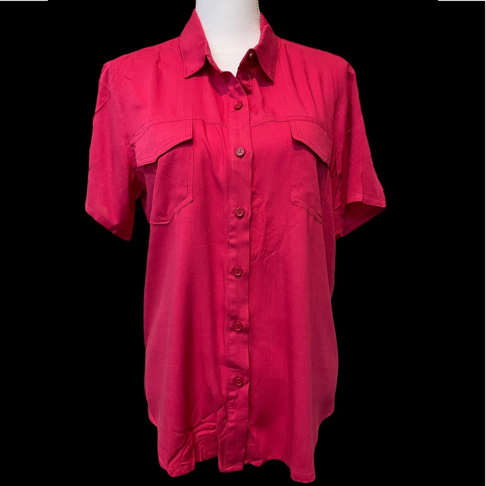 NWT, TENDENCY BURGUNDY/MAROON 7 BUTTON FRONT BLOUSE, SIZE M
